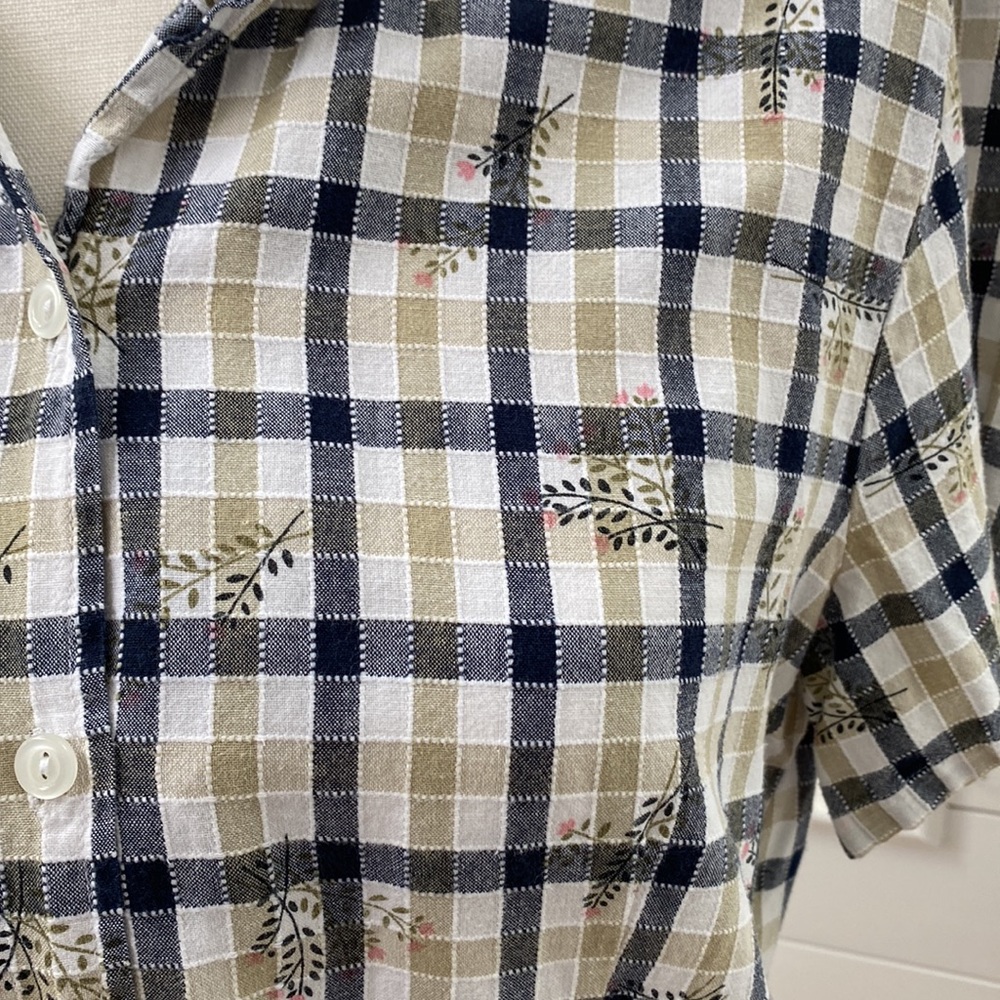 EUC Women’s Sag Harbor Sport Buttoned Shirt - Picture 3 of 8